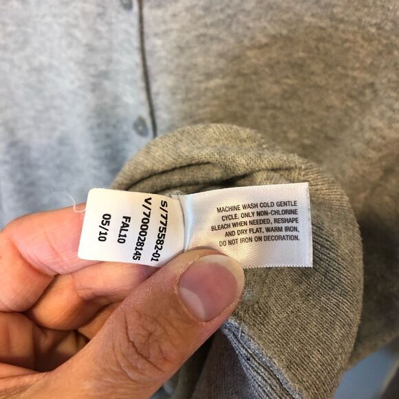 Old Navy Size Medium gray scoop neck cardigan with flower accents at left neck - Picture 4 of 13